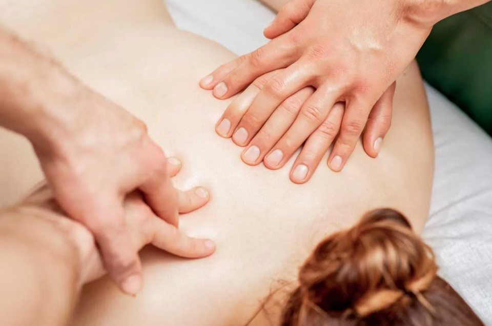 FOUR-HAND MASSAGE